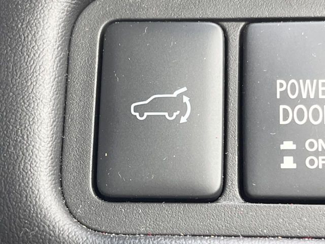 【パワーバックドア】スマートキーや運転席のボタンを押すだけでリアゲートが自動で開閉します!荷物を持っている時や、高い位置にあるバックドアを閉める際に便利な機能です♪