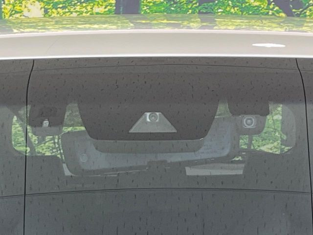 【トヨタセーフティセンス】走行中に前方の車両等を認識し、衝突しそうな時は警報とブレーキで衝突回避と被害軽減をアシスト。より安全にドライブをお楽しみいただけます。