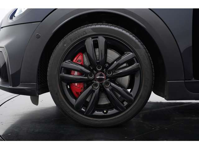 17�C���`John Cooper Works�g���b�N�X�|�[�N�u���b�N�A���C�z�C�[���𑕔��B�u���b�N�œ��ꂳ�ꂽ�X�|�[�e�B�ȃf�U�C�����������������߁AJCW�Ȃ�ł̗͂͋����A�O���b�V�u�ȃX�^�C�������o���Ă��܂��B