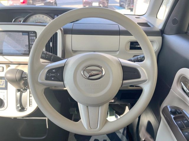 インテリアに合わせたデザインのステアリングは、運転される方のことも考え、運転しやすい形状、大きさです。是非一度、実際に触ってお確かめください。