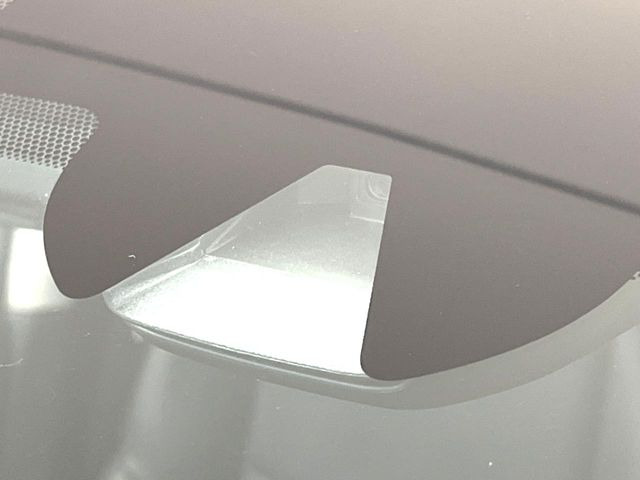 【エマージェンシーブレーキ】走行中に前方の車両等を認識し、衝突しそうな時は警報とブレーキで衝突回避と被害軽減をアシスト。より安全にドライブをお楽しみいただけます。