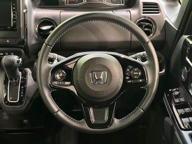 【純正革巻きステアリング】上質な革を使用することで、手にしっかり馴染みとても運転しやすいハンドルです♪