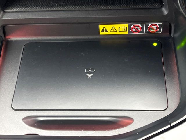 【ワイヤレス充電】車のワイヤレス充電は、スマートフォンを充電パッドに置くだけで簡単に充電できる便利な機能です。ケーブルが不要なので車内がすっきりし、運転中でも安全に使えます。