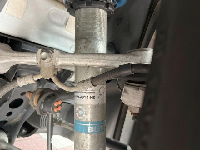 【BELSTEIN車高調】車高が低くなり、スタイリッシュな見た目となっております。車両の重心が下がる事で、走行時の安定性も向上します♪