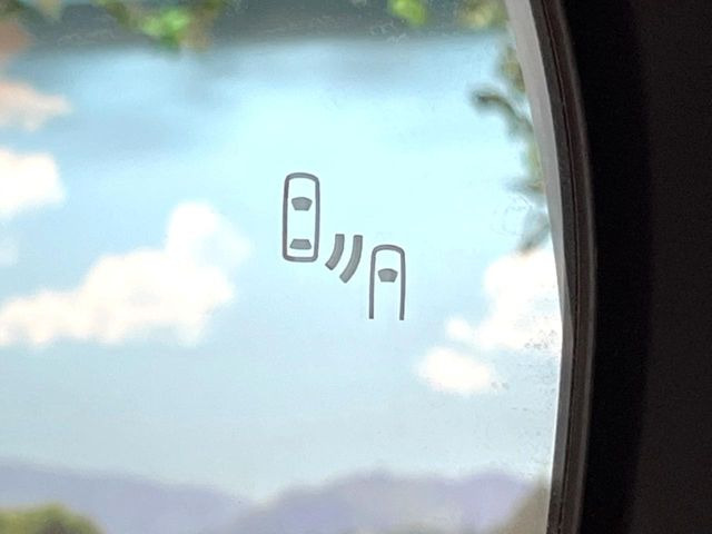 【ブラインドスポットモニター】走行中、ドアミラーの死角になりやすい箇所に後続車が接近するとサイドミラーのレンズに警告を表示!ドライバーに注意喚起をしてくれます。