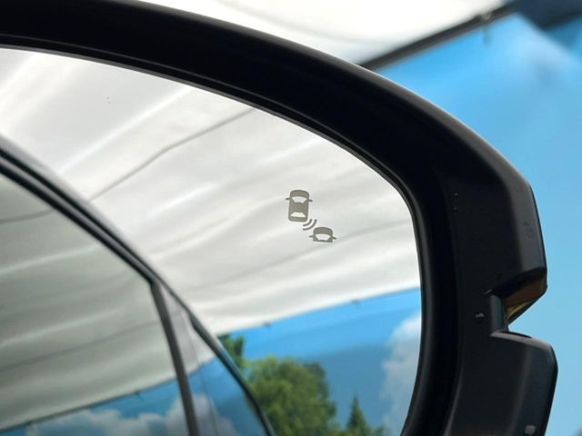 【ブラインドスポットインフォメーション】走行中、ドアミラーの死角になりやすい箇所に後続車が接近するとサイドミラー付近に警告を表示、ドライバーに注意喚起をしてくれます。