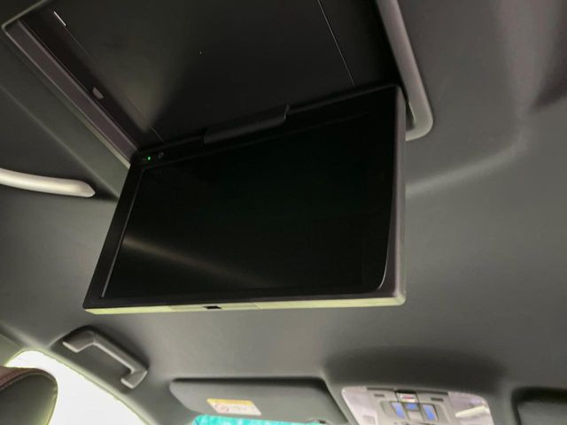 【フリップダウンモニター】大画面モニターで後席でもエンタメをお楽しみいただけます。小さなお子様にも大人気の装備です♪