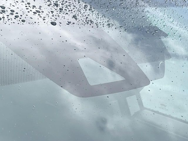【トヨタセーフティセンス】走行中に前方の車両等を認識し、衝突しそうな時は警報とブレーキで衝突回避と被害軽減をアシスト。より安全にドライブをお楽しみいただけます。