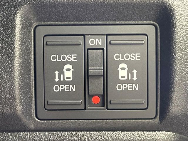 【両側パワースライドドア】スマートキーや運転席のスイッチで後席両側スライドドアの開閉が可能♪電動だから力を入れてドアを開ける必要が無く、小さなお子様でも簡単に開け閉めでき快適です♪