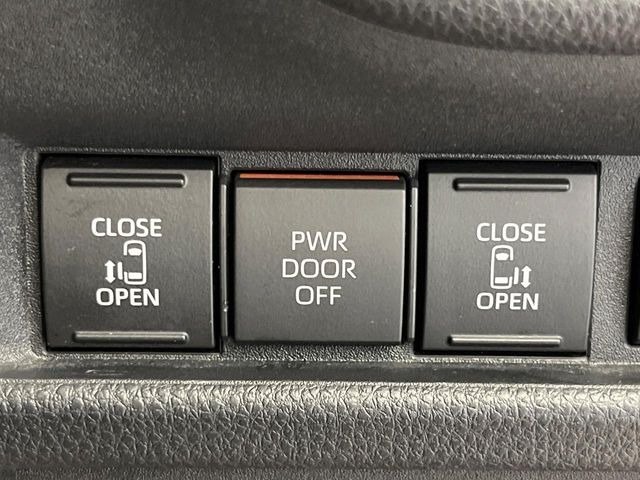 【両側パワースライドドア】スマートキーや運転席のスイッチで後席両側スライドドアの開閉が可能♪電動だから力を入れてドアを開ける必要が無く、小さなお子様でも簡単に開け閉めでき快適です♪