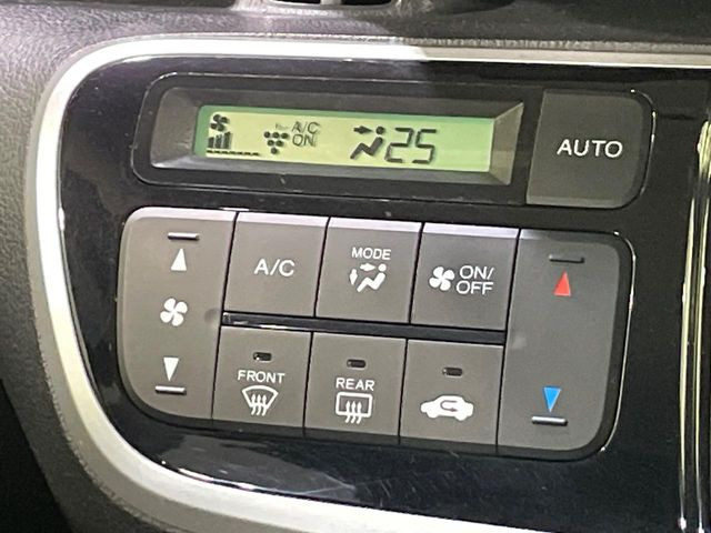 【オートエアコン】一度お好みの温度に設定すれば、車内の温度を検知し風量や温度を自動で調整。暑い&hellip;寒い&hellip;と何度もスイッチ操作をする必要はありません。
