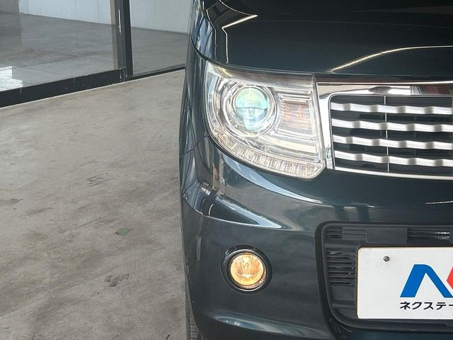 【HIDヘッドライト】非常に明るく前方を照らしてくれるので、悪天候や夜間の走行時も視界良好で安心してお乗りいただけます。