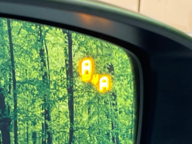 【ブラインドスポットモニタリング】走行中、ドアミラーの死角になりやすい箇所に後続車が接近するとサイドミラー付近に警告を表示、ドライバーに注意喚起をしてくれます。