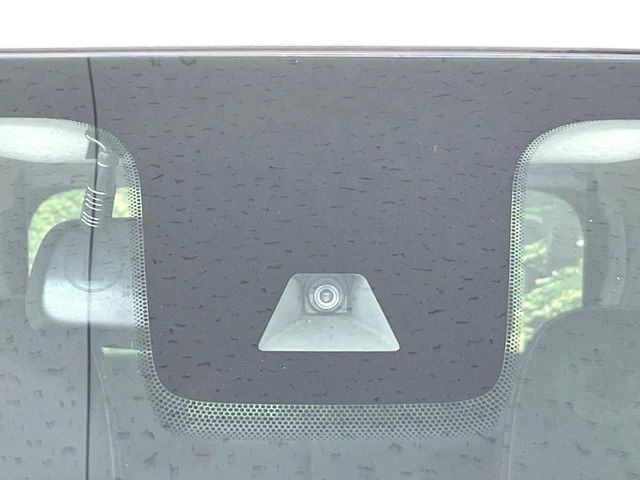 【三菱e-Assist】走行中に前方の車両等を認識し、衝突しそうな時は警報とブレーキで衝突回避と被害軽減をアシスト。より安全にドライブをお楽しみいただけます。