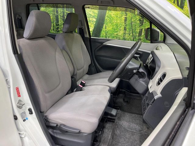 運転席シート廻りは使用感も少なく、良好な状態となっています。丁寧に使われていたことがよくわかりますね。