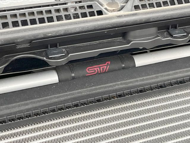 【STIタワーバー】お車の剛性を高めるタワーバーを装備。よりスムーズなコーナリング走行が可能となり、走りも楽しめます。