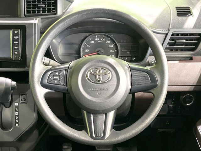 �C���e���A�ɍ��킹���f�U�C���̃X�e�A�����O�́A�^�]�������̂��Ƃ��l���A�^�]���₷���`��A�傫���ł��B�����x�A���ۂɐG���Ă��m���߂��������B