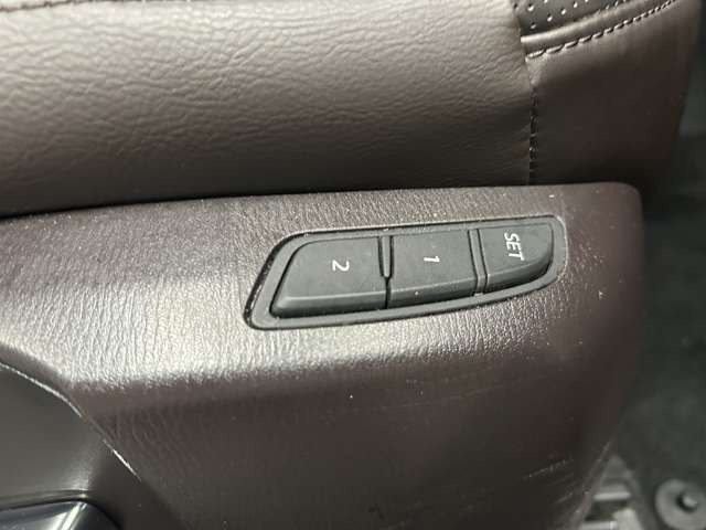 【運転席ポジションメモリー付パワーシート】ワンタッチで記憶させていたシートの前後・リクライニングはもちろん、シートリフターも備えます☆快適なドライブをお楽しみ下さい♪