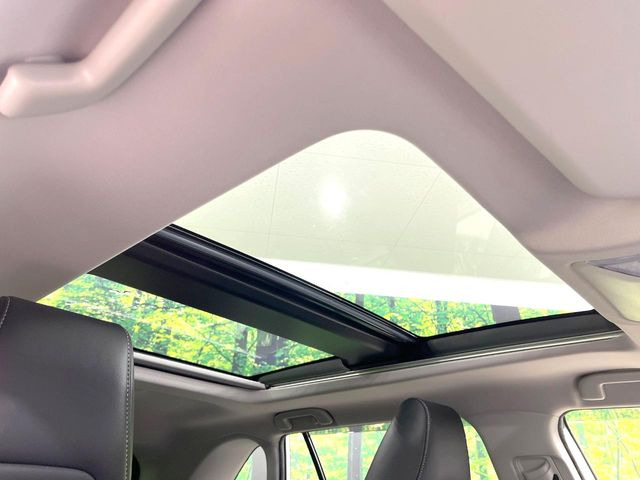 【サンルーフ】開放感たっぷりの希少装備、サンルーフが装着されています!車内に明かりを取り入れたり景色を楽しむ以外にも、車内の空気も簡単に換気できて快適です!