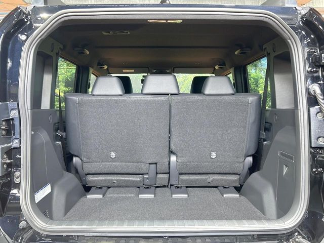 普段のお買い物や通勤、送迎等に十分な荷室スペースを確保しております。セカンドシートを倒すと、大きな荷物の積載も可能です♪