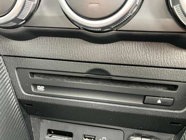 お気に入りの音楽や映像を再生しながら楽しく運転できる!純正CD・DVDプレーヤー付き♪