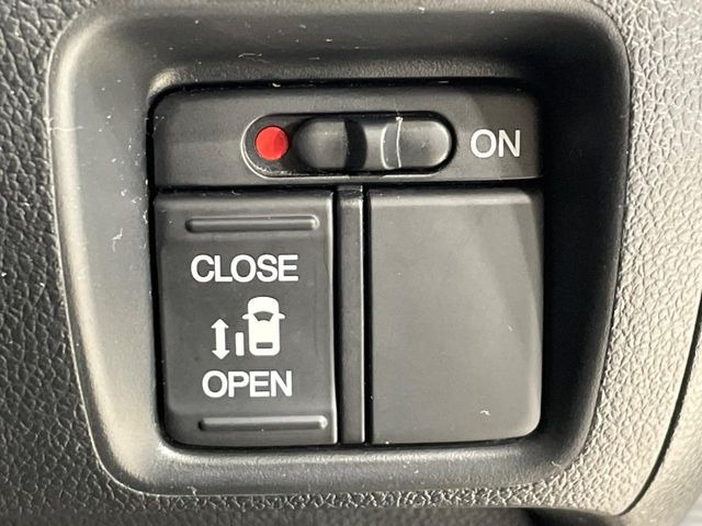 【パワースライドドア】スマートキーや運転席のスイッチでスライドドアの開閉が可能♪電動だから力を入れてドアを開ける必要がありません。
