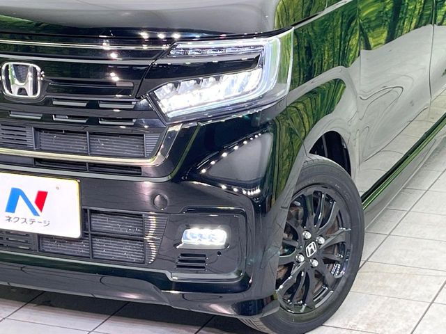 【LEDヘッドライト】悪天候や夜間走行時も良好な視界を確保し安心して運転できる高輝度LEDヘッドライトを装備!点灯速度が早く、消費電力も抑えられています。