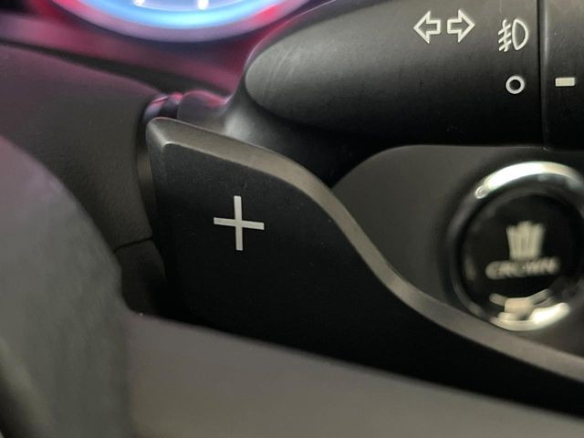 【パドルシフト】ハンドルから手を離さずに素早くシフトアップ&ダウンができるので、エンジンブレーキを使う下り坂や高速道路の合流で加速したい場面で役立ちます。