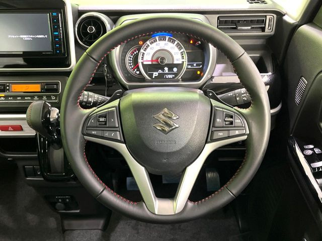 【純正革巻きステアリング】上質な革を使用することで、手にしっかり馴染みとても運転しやすいハンドルです♪