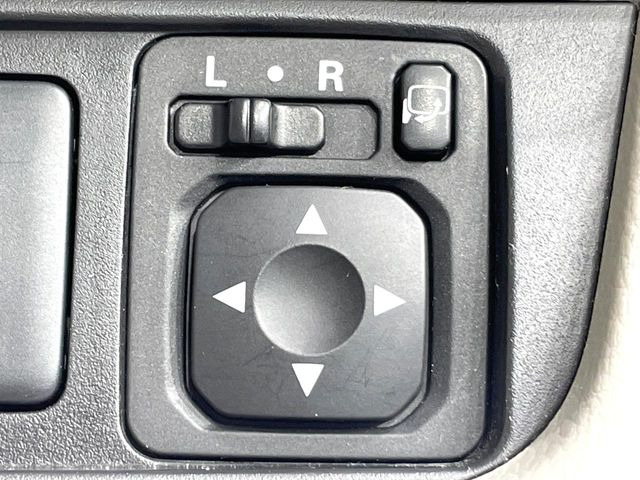 狭い駐車場での開閉に便利です☆
