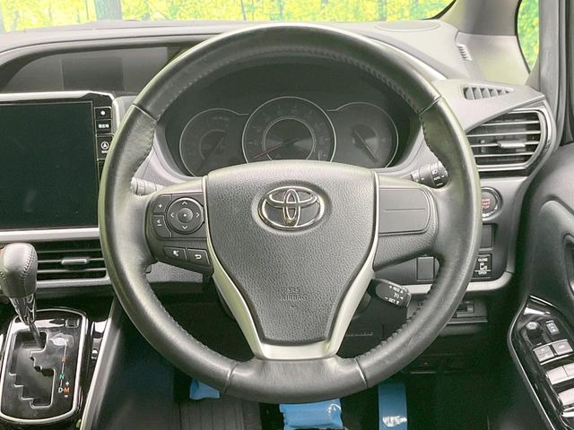 【純正革巻きステアリング】上質な革を使用することで、手にしっかり馴染みとても運転しやすいハンドルです♪