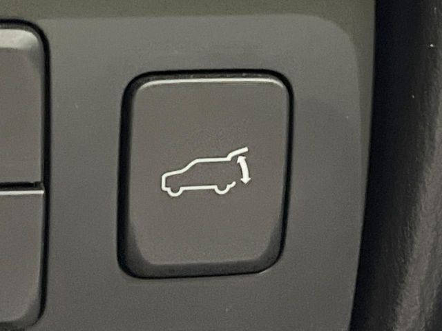 【パワーバックドア】スマートキーや運転席のボタンを押すだけでリアゲートが自動で開閉します!荷物を持っている時や、高い位置にあるバックドアを閉める際に便利な機能です♪