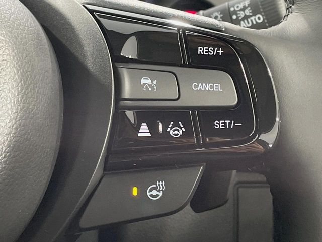 【アダプティブクルーズコントロール】高速道路での長距離走行が楽に!!自動で速度を保つクルーズコントロールが、衝突軽減システムと連携し、前方の車両を感知して車間を保つように速度調節してくれます!!