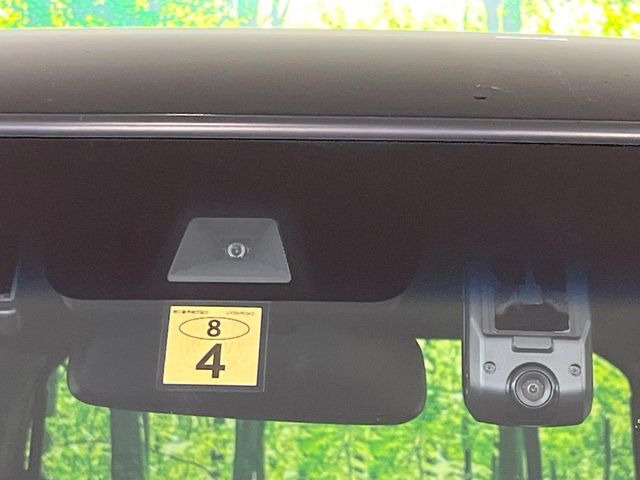 【ホンダセンシング】走行中に前方の車両等を認識し、衝突しそうな時は警報とブレーキで衝突回避と被害軽減をアシスト。より安全にドライブをお楽しみいただけます。