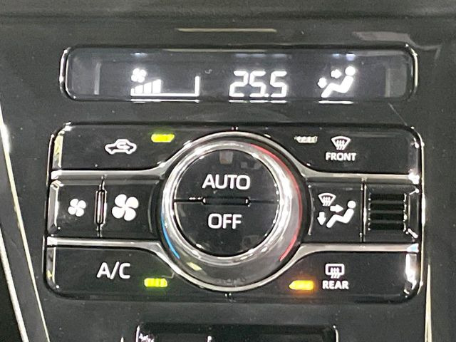 【オートエアコン】一度お好みの温度に設定すれば、車内の温度を検知し風量や温度を自動で調整。暑い&hellip;寒い&hellip;と何度もスイッチ操作をする必要はありません。快適な車内空間には必須の機能ですね♪