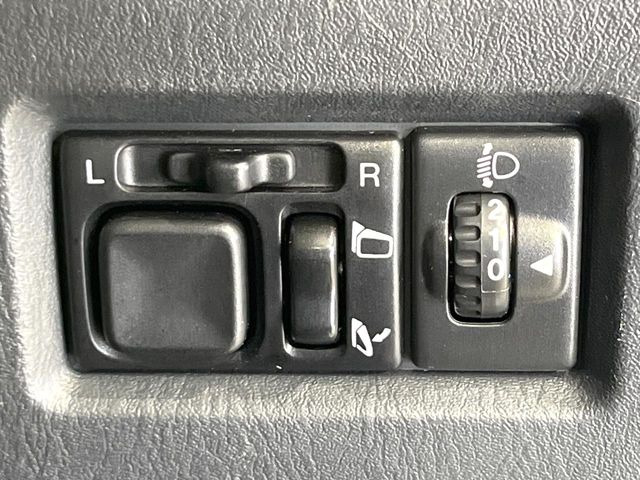 【電動格納ミラー】サイドミラーは電動格納式となっており、狭い駐車場でもキズがつくリスクを抑えられます。
