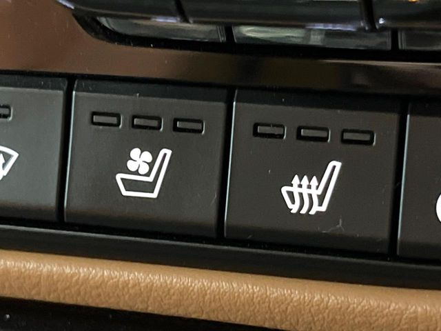 【シートヒーター&ベンチレーション】夏場は涼しい風でお尻や背中の熱やムレを防ぎ、冬はエアコンよりも早く温まってポカポカに!季節を問わず快適に過ごせます。