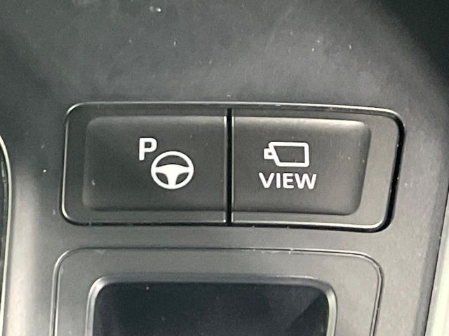 【リモート機能つきアドバンストパーク】専用スマートフォンアプリの使用で、車外から遠隔駐車・出庫が可能な先進機能。広い場所で乗り降りしたい時に便利です♪
