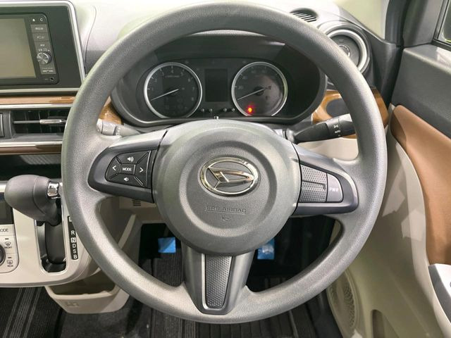 �C���e���A�ɍ��킹���f�U�C���̃X�e�A�����O�́A�^�]�������̂��Ƃ��l���A�^�]���₷���`��A�傫���ł��B�����x�A���ۂɐG���Ă��m���߂��������B