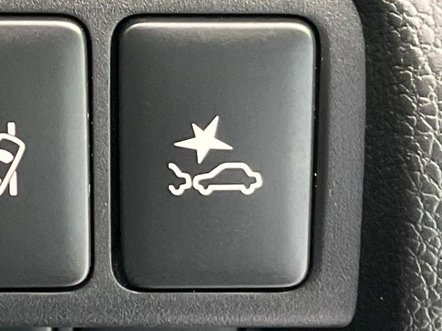 【三菱e-Assist】走行中に前方の車両等を認識し、衝突しそうな時は警報とブレーキで衝突回避と被害軽減をアシスト。より安全にドライブをお楽しみいただけます。