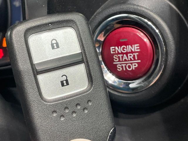 �yHonda�X�}�[�g�L�[�z�J�o����|�P�b�g�ɓ��ꂽ�܂܂ł��h�A�̎{���E�������\�ȃX�}�[�g�L�[�𑕔��B�G���W���̃I���E�I�t�����J�M�����o���K�v����������Ƃ��Ă��֗��ł���