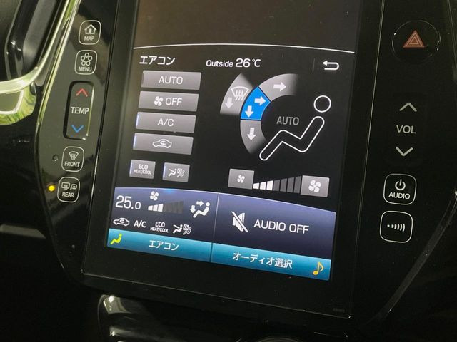 【オートエアコン】一度お好みの温度に設定すれば、車内の温度を検知し風量や温度を自動で調整。暑い&hellip;寒い&hellip;と何度もスイッチ操作をする必要はありません。快適な車内空間には必須の機能ですね♪