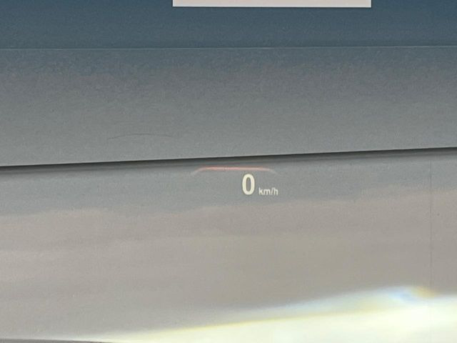 ●ヘッドアップディスプレイ:現在の速度や走行情報をデジタル表示で運転席前方のガラスに投影!運転中、視線をずらさず必要な情報を確認できるのでとっても便利で安心!