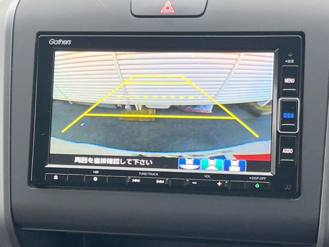 【バックカメラ】駐車時に後方がリアルタイム映像で確認できます。大型商業施設や立体駐車場での駐車時や、夜間のバック時に大活躍!運転スキルに関わらず、今や必須となった装備のひとつです!