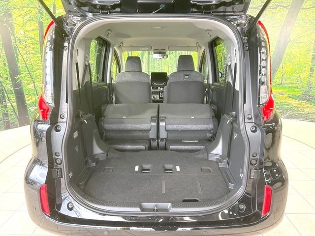 後席を格納すると、これだけの広さが!シーンに合わせたシートアレンジで、大きな荷物も積むことが出来ます♪