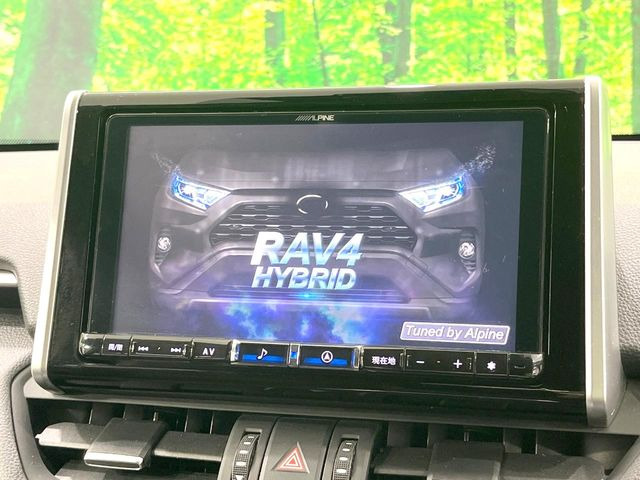 【大画面ナビ】人気の大型9インチナビを装備。存在感のある大画面はインパクト大!ナビ利用時のマップ表示は見やすく、テレビやDVDは臨場感がアップ!いつものドライブがグッと楽しくなります♪