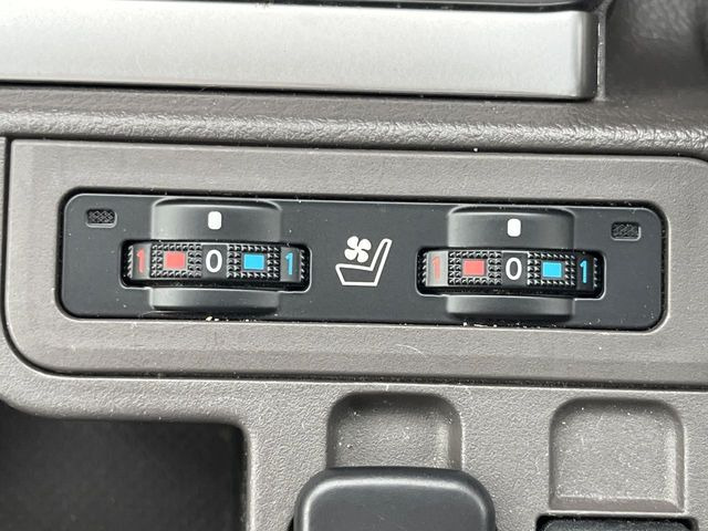 【シートヒーター&ベンチレーション】夏場は涼しい風でお尻や背中の熱やムレを防ぎ、冬はエアコンよりも早く温まってポカポカに!季節を問わず快適に過ごせます。