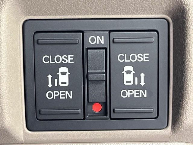 【両側パワースライドドア】スマートキーや運転席のスイッチで後席両側スライドドアの開閉が可能♪電動だから力を入れてドアを開ける必要が無く、小さなお子様でも簡単に開け閉めでき快適です♪