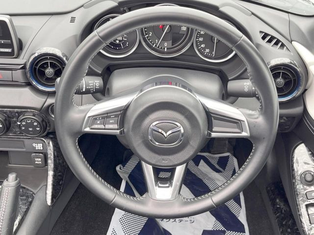 【純正革巻きステアリング】上質な革を使用することで、手にしっかり馴染みとても運転しやすいハンドルです♪