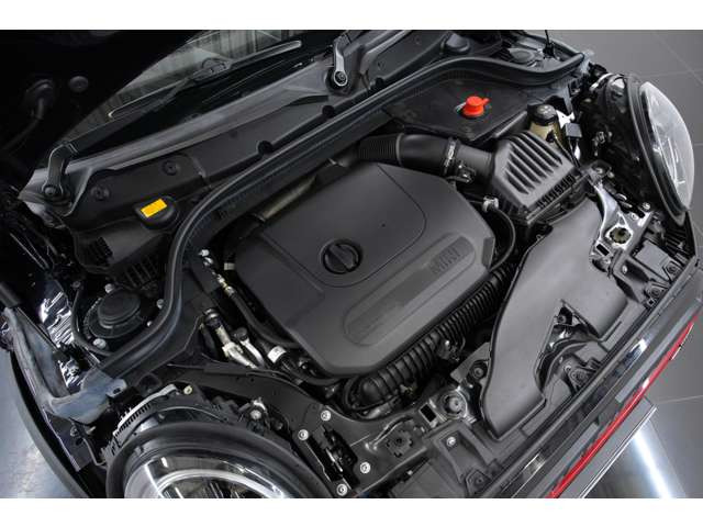 2.0L ����4�C��DOHC�^�[�{�A231ps/32.6kgm�A�S��&times;�S��&times;�S��mm 3875&times;1725&times;1415mm�A�ԗ��d�� 1400kg